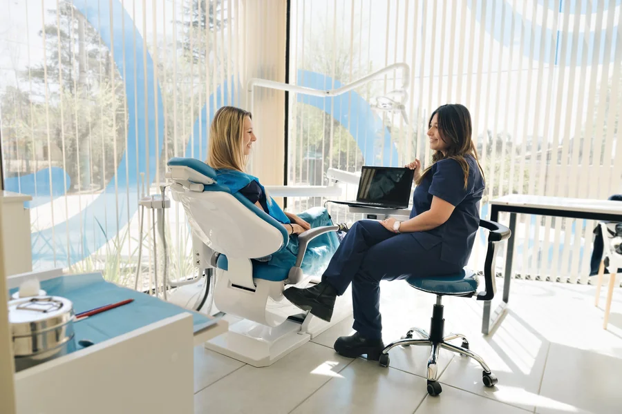 Travelling abroad for medical treatment has become an increasingly common option for patients seeking specialist care. Cost differences, waiting times and access to certain procedures can all influence the decision to look beyond one’s home country. At the same time, improved international travel and the growing number of clinics catering specifically to foreign patients have made cross-border healthcare easier to arrange. For many patients, choosing the right destination therefore involves more than comparing treatment costs: expertise, technology, communication, recovery time and practical travel considerations can all play an important role.